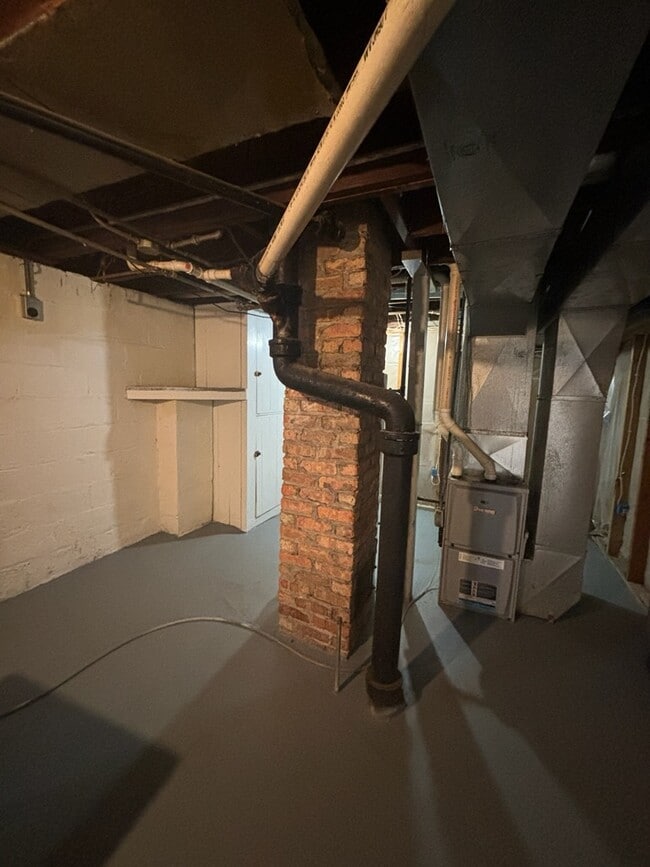 Building Photo - 2829 Kenmore Ave