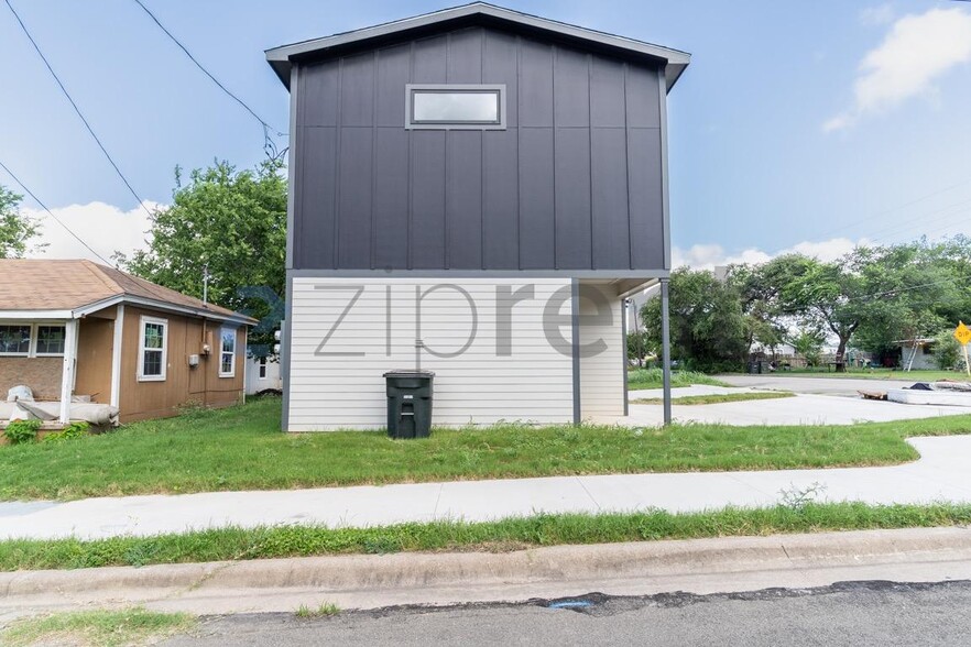 Building Photo - Unit A
