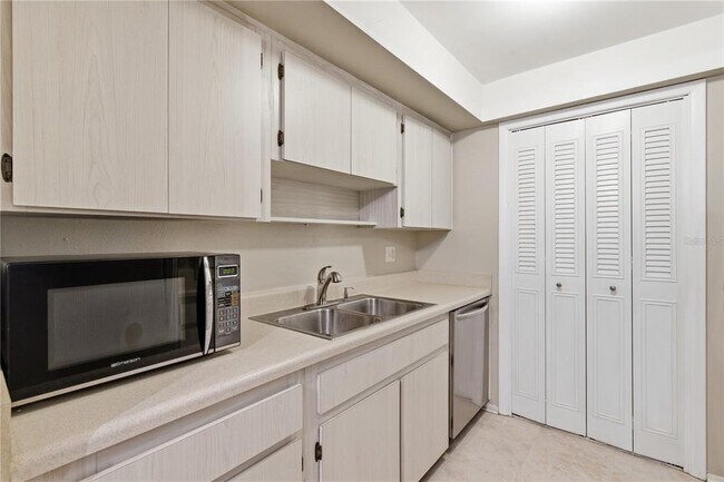 Building Photo - 2630 Pearce Dr