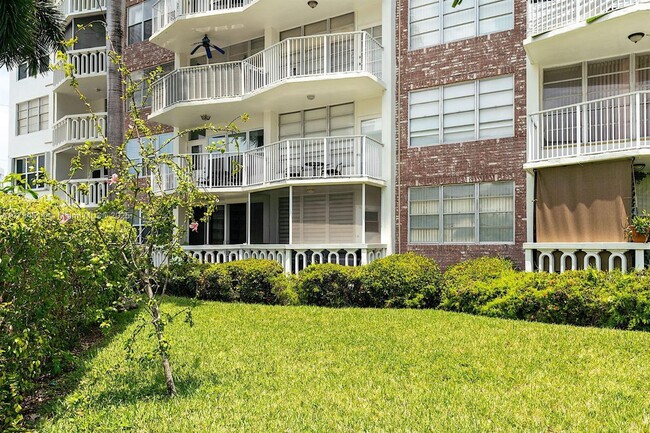 Building Photo - 3181 S Ocean Dr