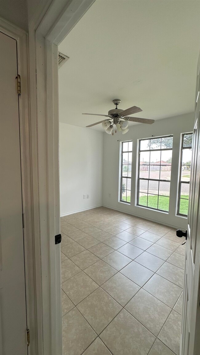 Building Photo - 3601 Nubes Dr
