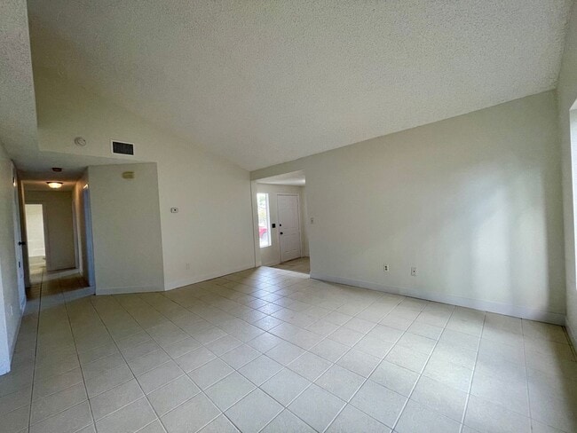 Building Photo - Cozy 3 Bedroom 2 Bathroom Home in El Cajon!