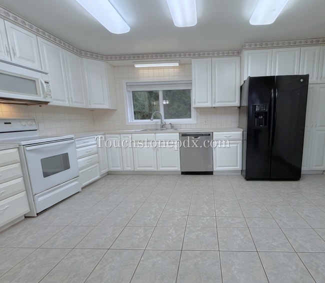 Building Photo - Bright Milwaukie Home with Deck and Large Yard!