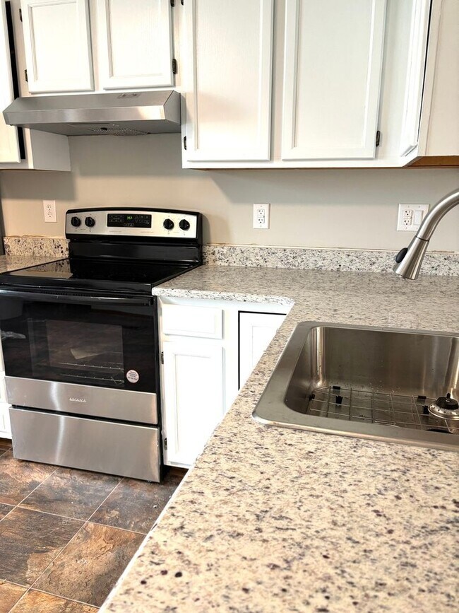 Building Photo - Charming 3BR Townhome in Pittsburgh