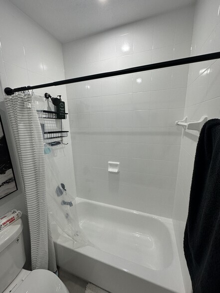 Bath tub - 1481 SE 25th Ter