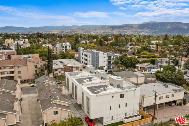 Building Photo - 10742 Hortense St