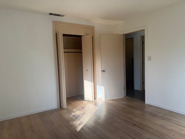 Building Photo - 3/2 Huge Yard and Garage