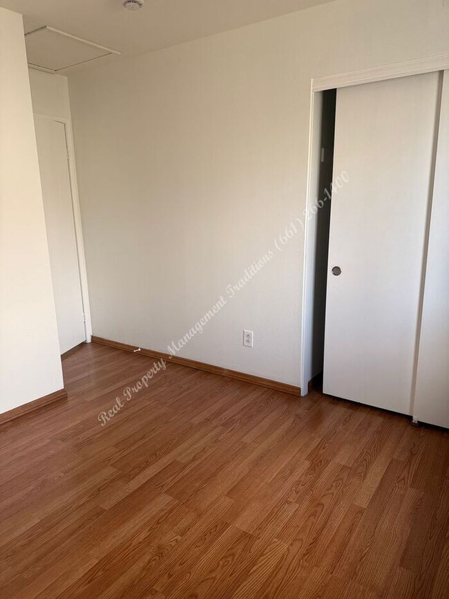 Building Photo - *** Please call us @ 661-266-1400 for information on availability, showings and applications proc...