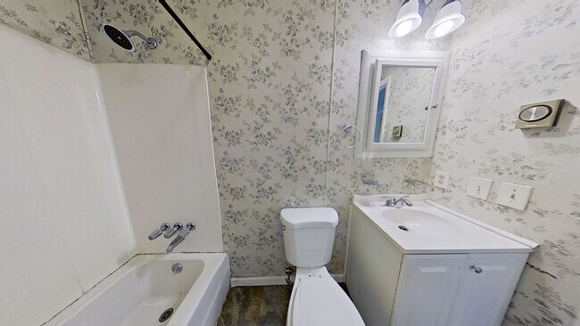 Building Photo - Unique 2 Bedroom Apartment