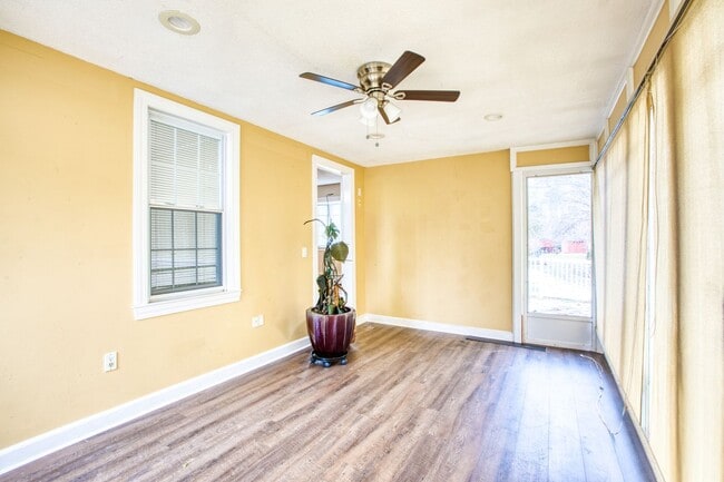 Building Photo - Inviting 3-bedroom, 1.5 bath home nestled in a peaceful and family friendly neighborhood