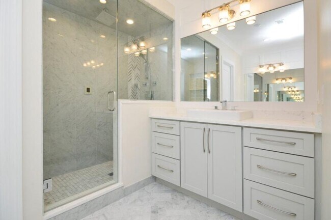 Building Photo - 4 bedroom in Chicago IL 60640