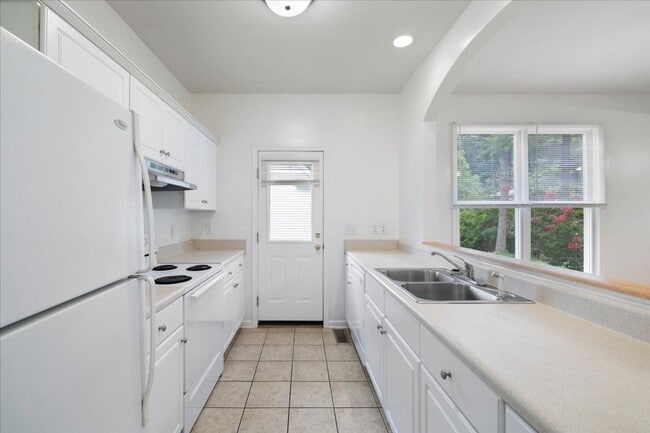 Building Photo - 50% Off First Month! Spacious 3BR Townhome...