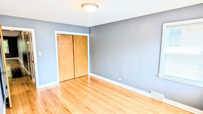 Building Photo - 2115 W Granville Ave