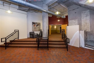 Building Photo - 321 W 7th St