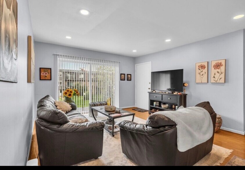 Building Photo - 9405 Bay Colony Dr
