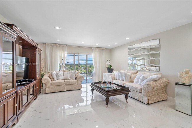 Building Photo - 875 NE 195th St