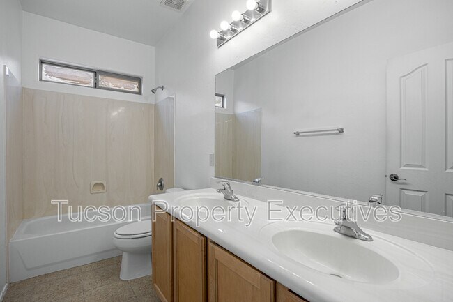 Building Photo - 7585 E Picket Fence Ln