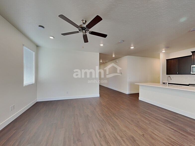 Building Photo - 1334 N Barkvine Ave