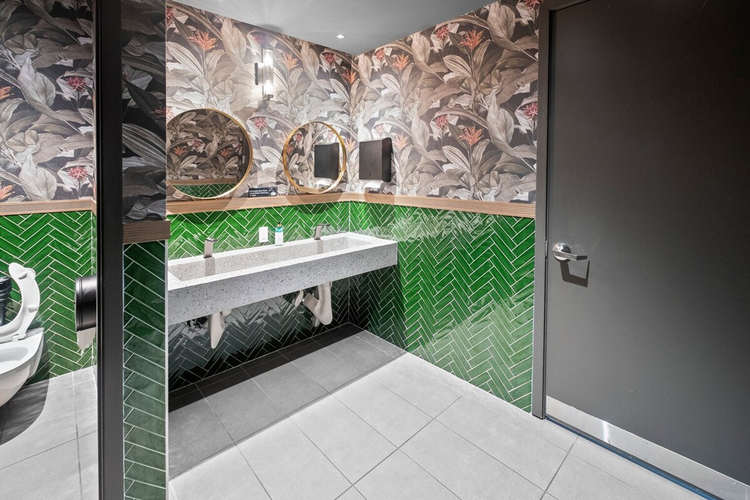 Building Photo - 701 NE 1st Ave