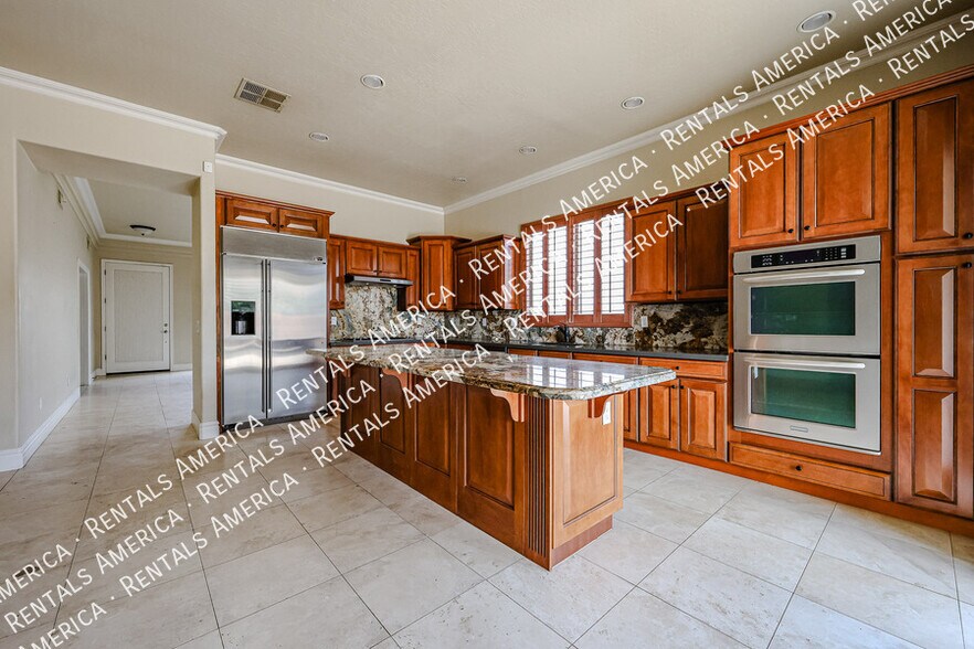 Building Photo - 2211 W Olive Way