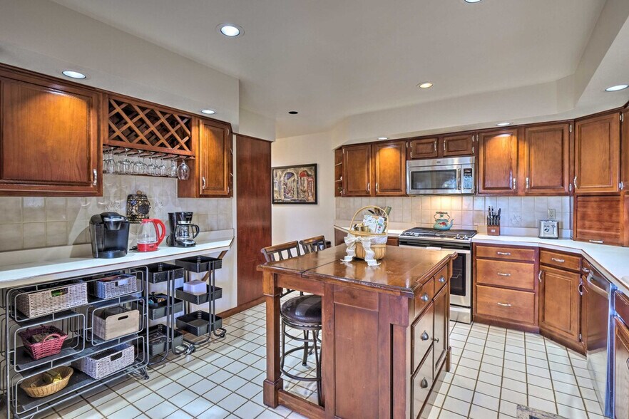 Building Photo - 1131 Pine Ridge Rd