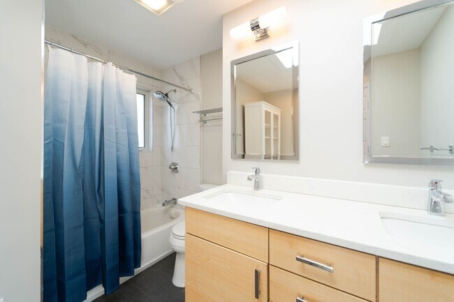 Building Photo - Spacious Split-Level with In-Law Suite & B...