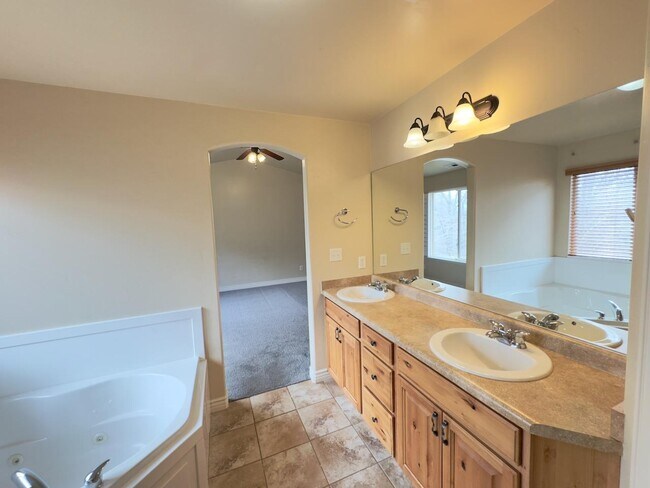 Building Photo - 1078 Cinnamon Ridge Dr