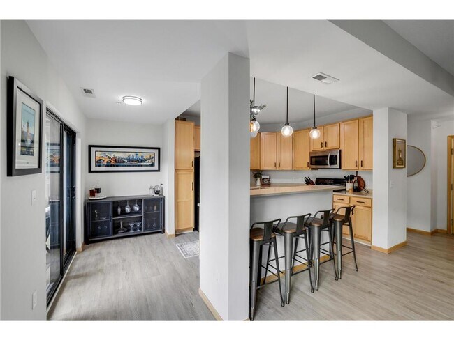 Building Photo - 2565 Franklin Ave