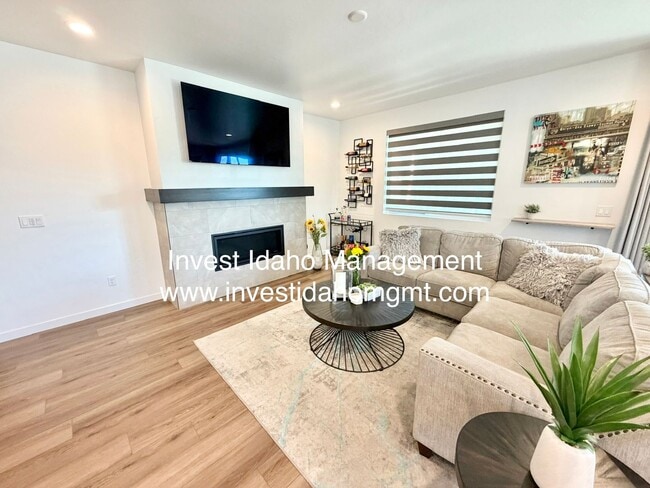Building Photo - A Home You'll Fall in Love With