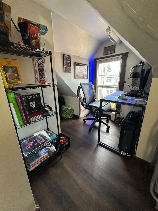 Building Photo - Walk to WWU & Downtown Bellingham from Prime Chestnut St Location