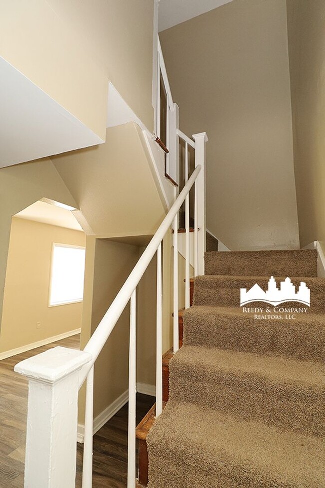 Building Photo - Gorgeous Two-Story White House with Bonus Room