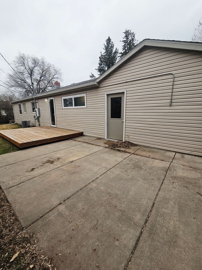 Building Photo - 3 BED | 1 BATH | SINGLE GARAGE | WEST RAPID