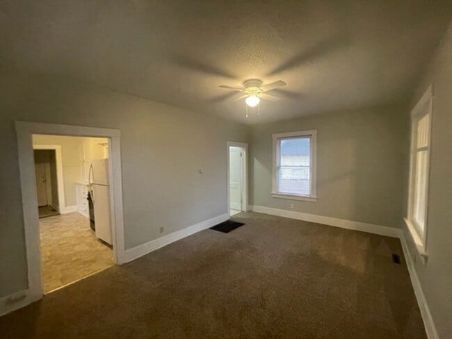 Building Photo - Adorable West Side Bungalow
