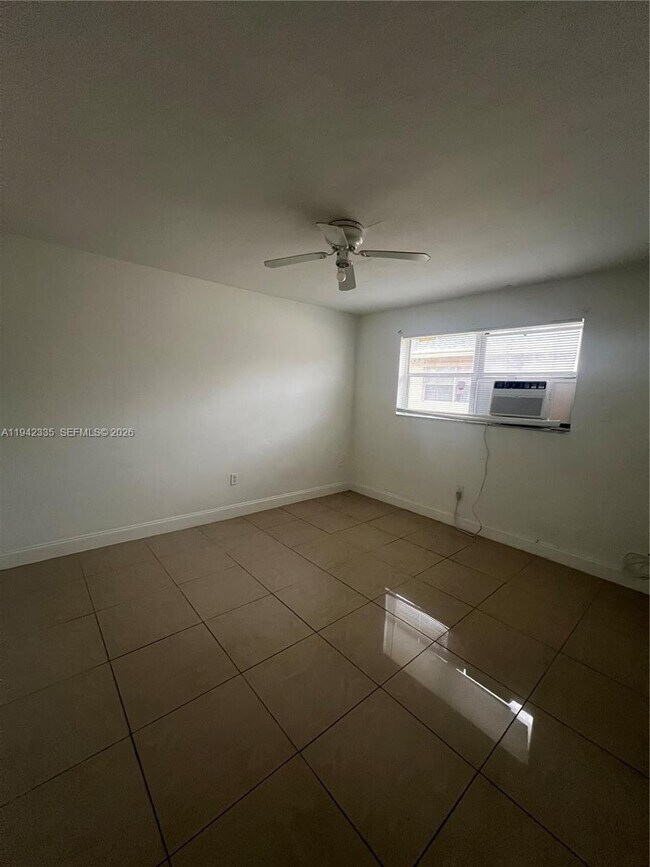 Building Photo - 16120 NE 19th Ct