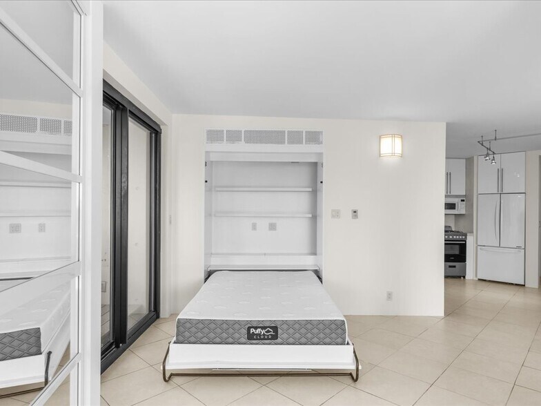 Murphy bed - 65 E India Row