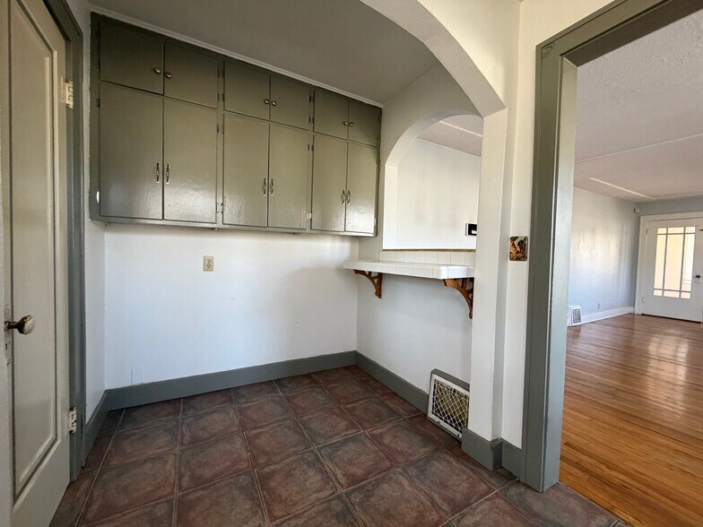 Building Photo - 136 E Woodside St