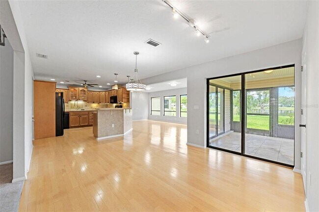 Building Photo - 8006 Oak Dr