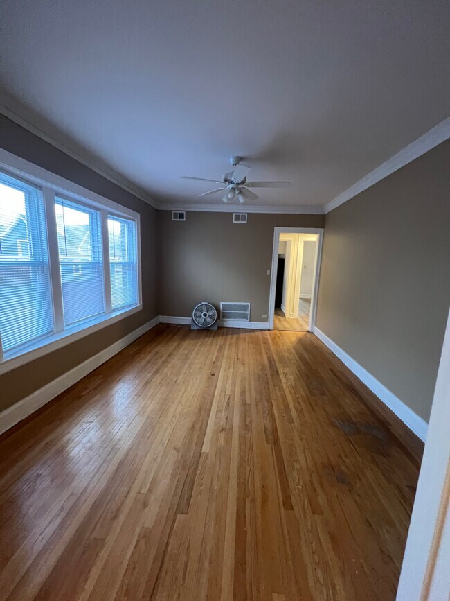 Building Photo - 1022 N Menard Ave