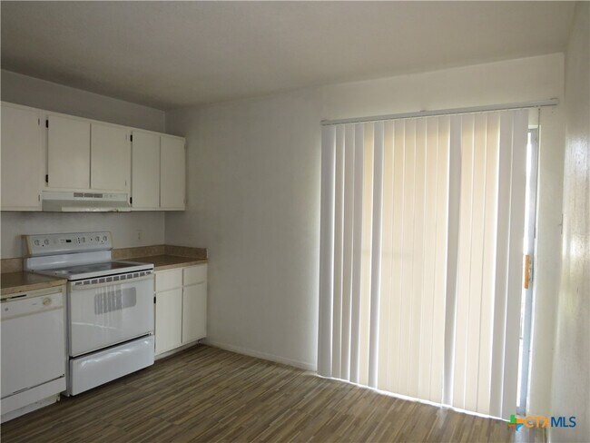 Building Photo - 1904 Cedarhill Dr