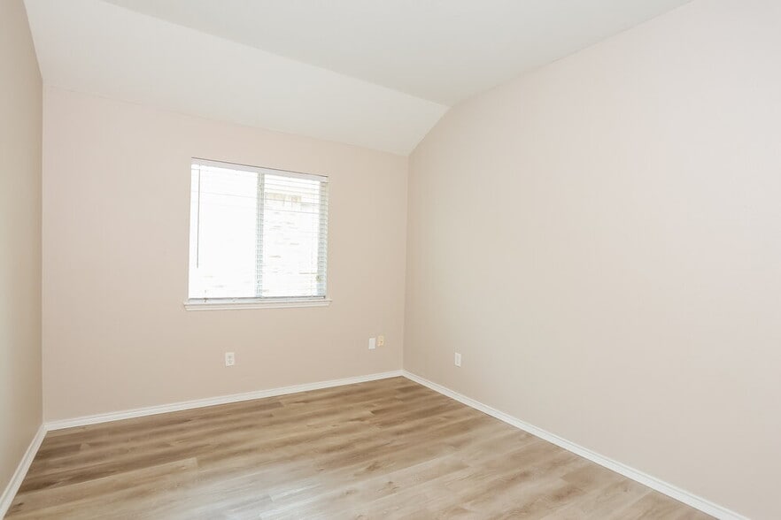 Building Photo - 5768 Goldfinch Way