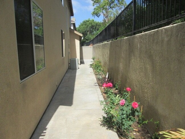 Building Photo - Spacious 4 Bedroom Townhouse Style Condo i...