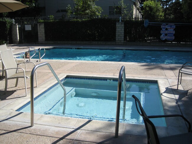 Building Photo - 4874 Thille St