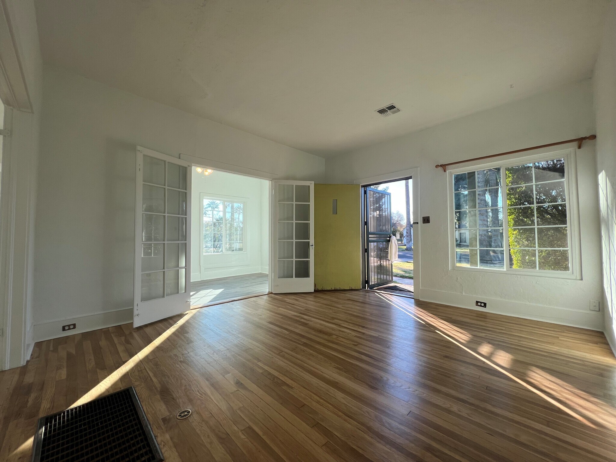 Building Photo - 312 W Lynwood St