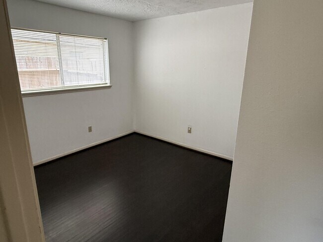 Building Photo - 2206 Round Lake Dr