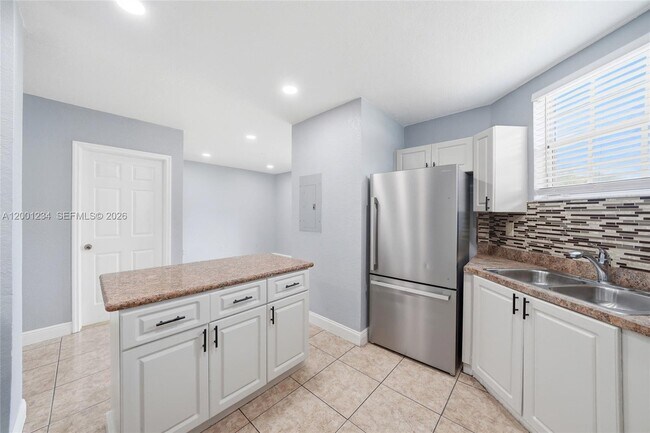 Building Photo - 902 SW 8th Pl