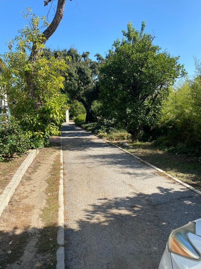 Building Photo - Beautiful 3 bedroom 2 bathroom in La Canada