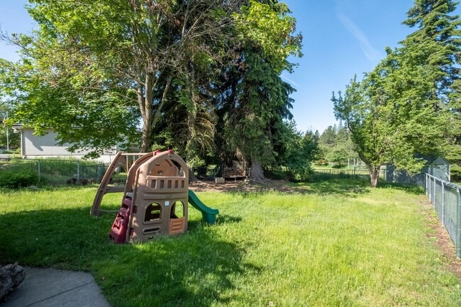 Building Photo - Large corner lot home in desirable Woodland Heights.