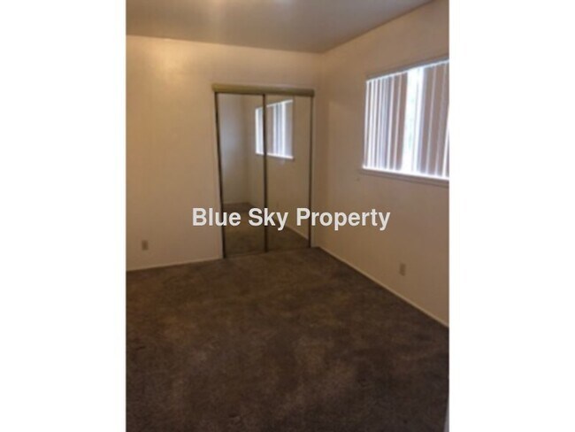 Building Photo - Apartment
