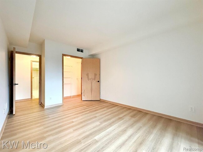 Building Photo - 969 GreenView Ct