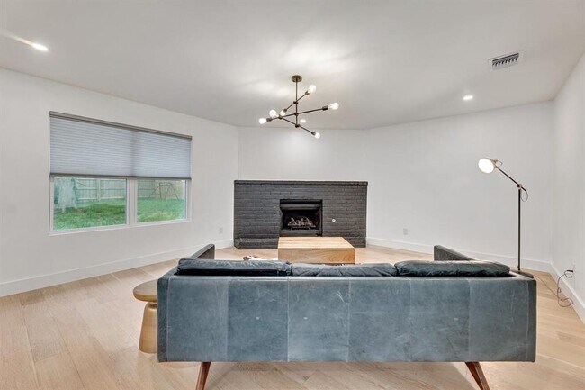 Building Photo - 1743 Cricket Hollow Dr